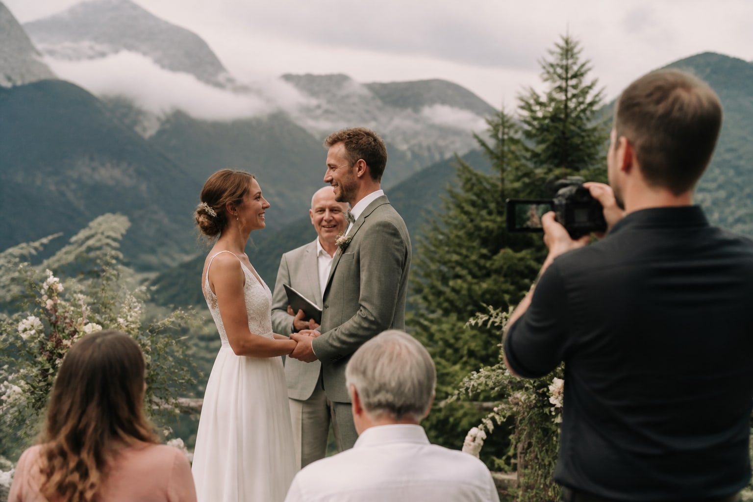 Een kleine ceremonie in de bergen, gefilmd door een videograaf