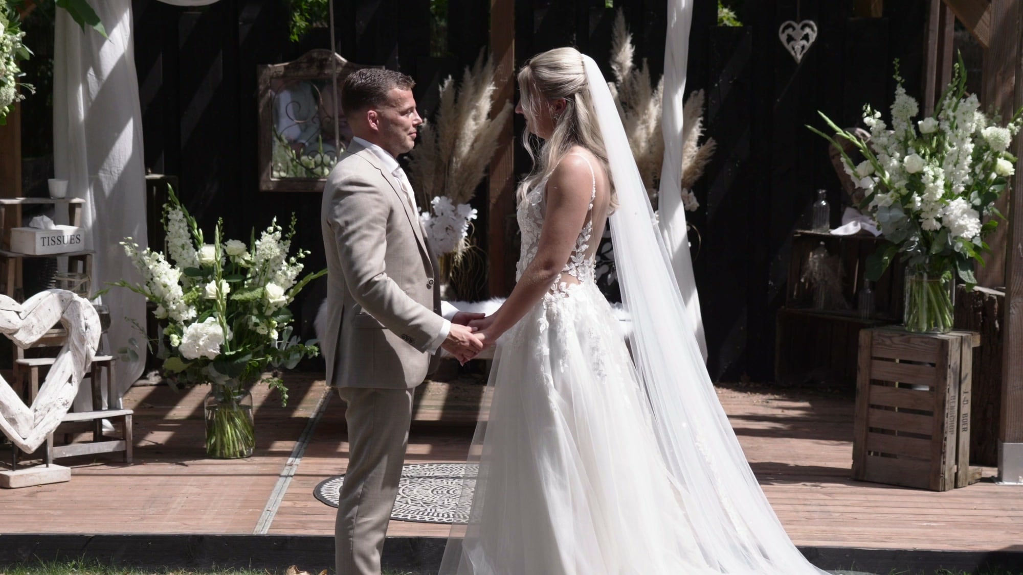 Romy en Marijn tijdens de geloften, uit hun trouwfilm