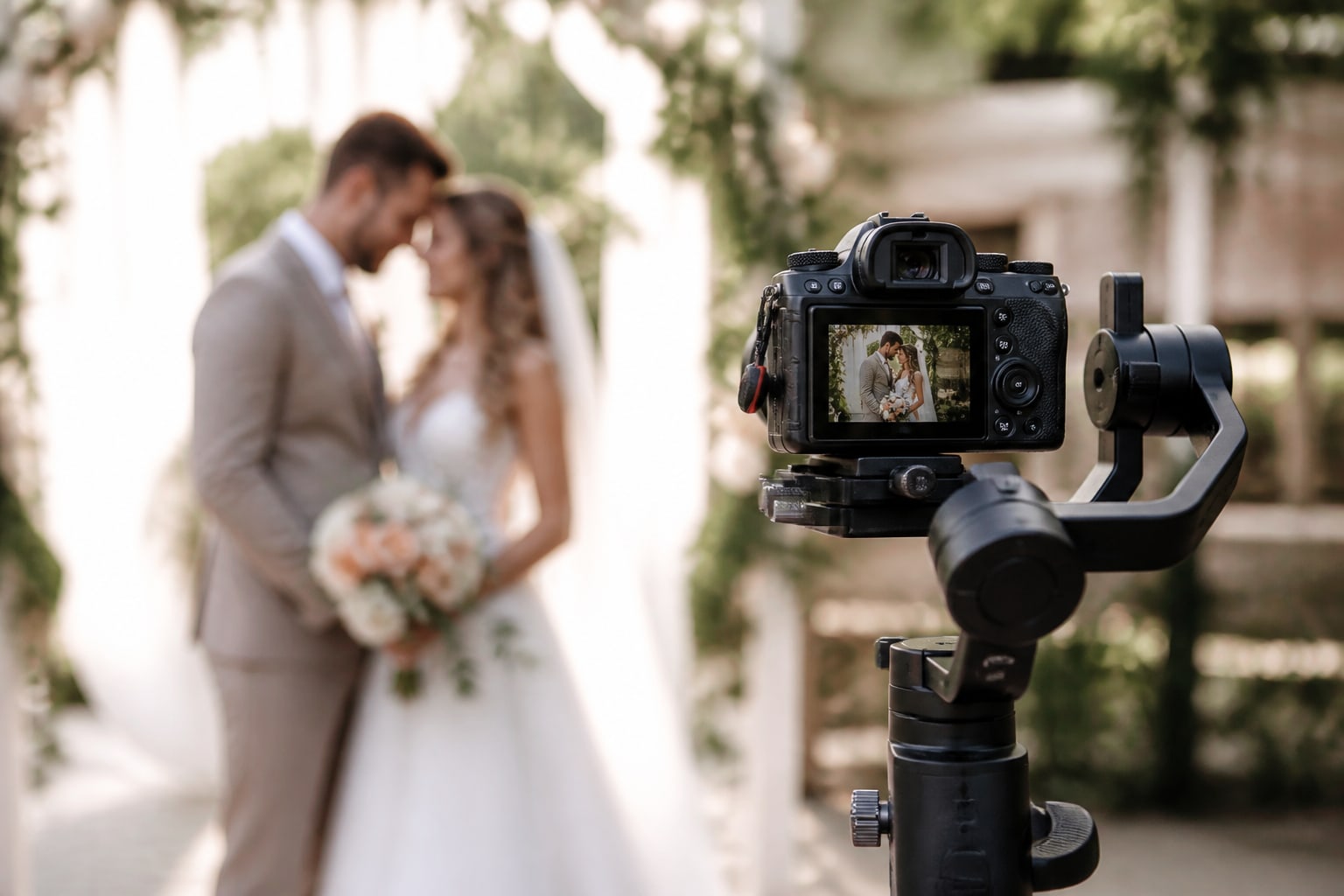 Een camera op een gimbal, met het bruidspaar op het scherm