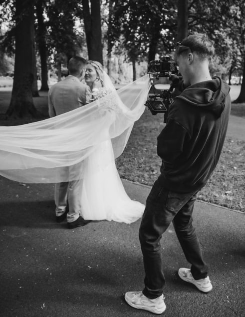 Floris filmt een bruidspaar in een park, in zwart-wit